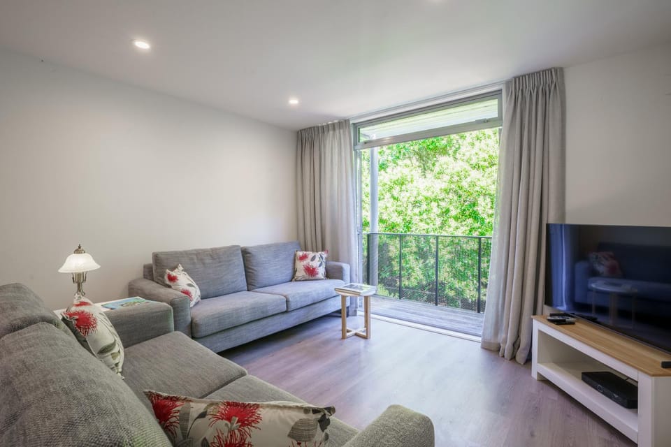 Communal lounge/ TV room, Garden, TV and multimedia, Living room, Seating area, Evening entertainment, Garden view