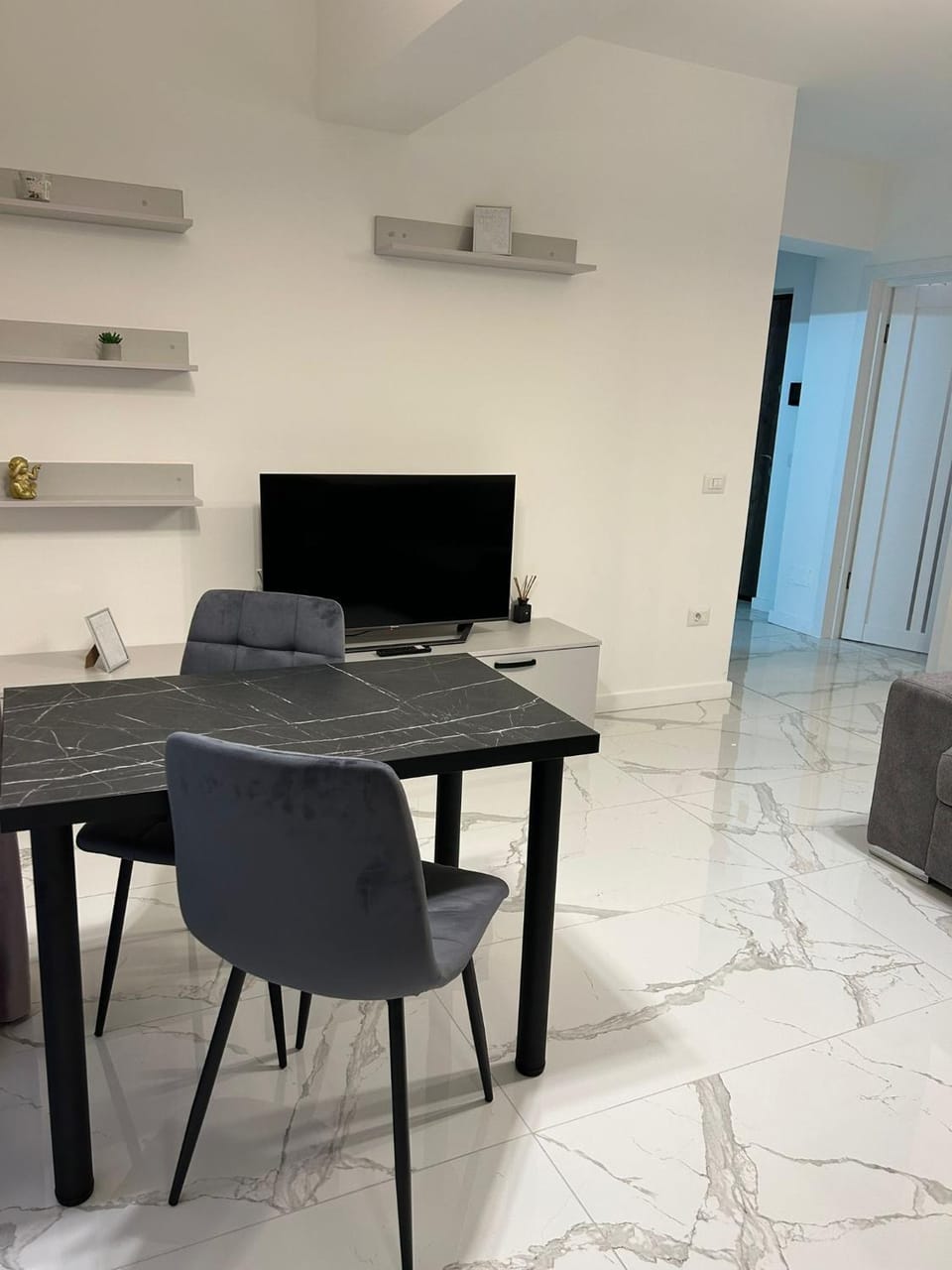 Communal lounge/ TV room, TV and multimedia, Living room, Seating area, Dining area, Evening entertainment