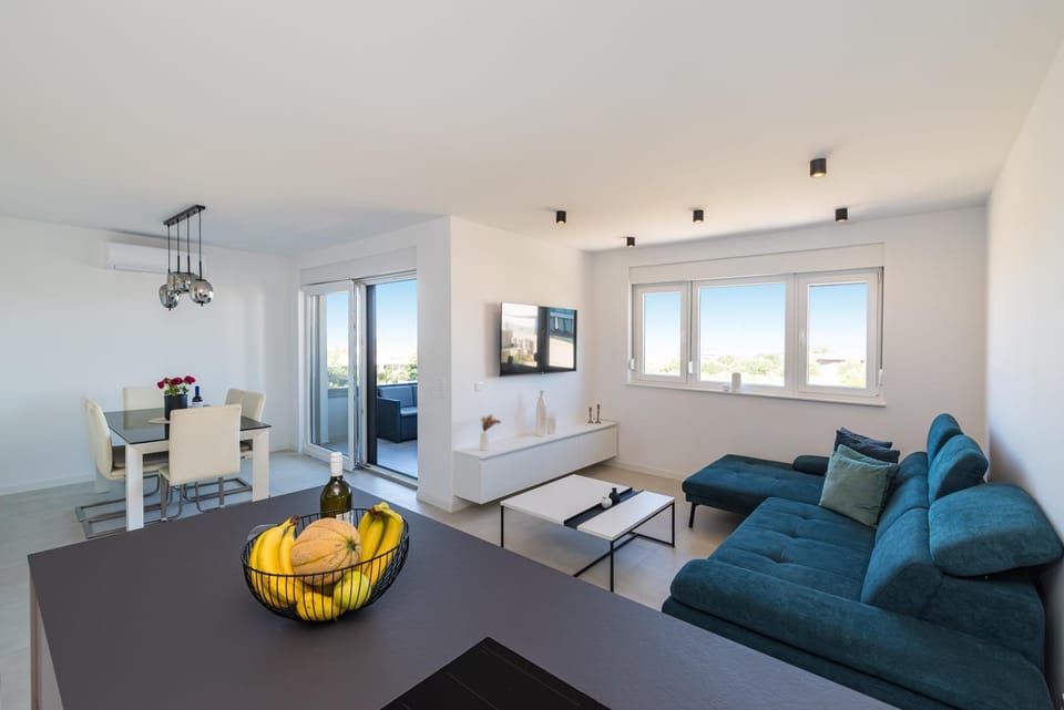 TV and multimedia, Kitchen or kitchenette, Living room, Seating area, Dining area