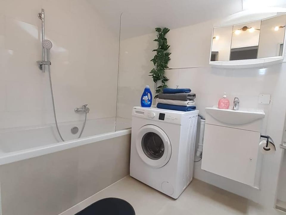 Bathroom, Bath, washing machine