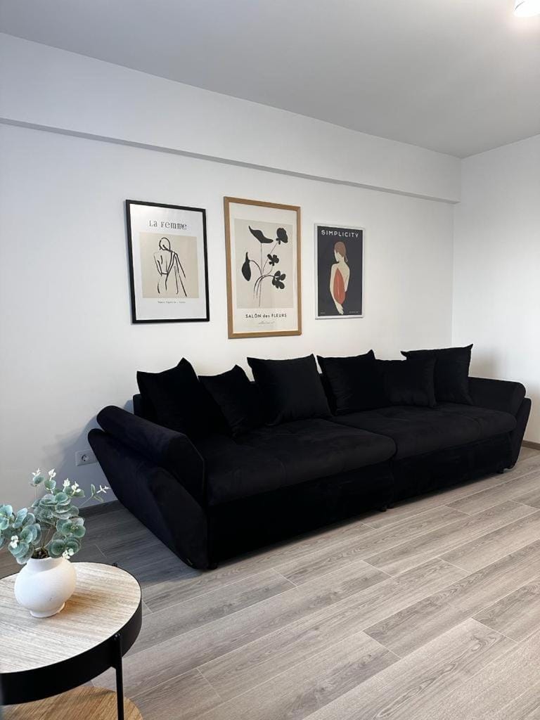 Restaurant/places to eat, Living room, Decorative detail, Seating area