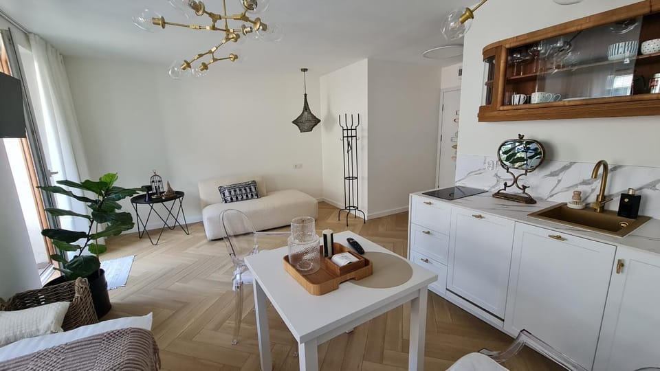 Kitchen or kitchenette, Seating area, Dining area