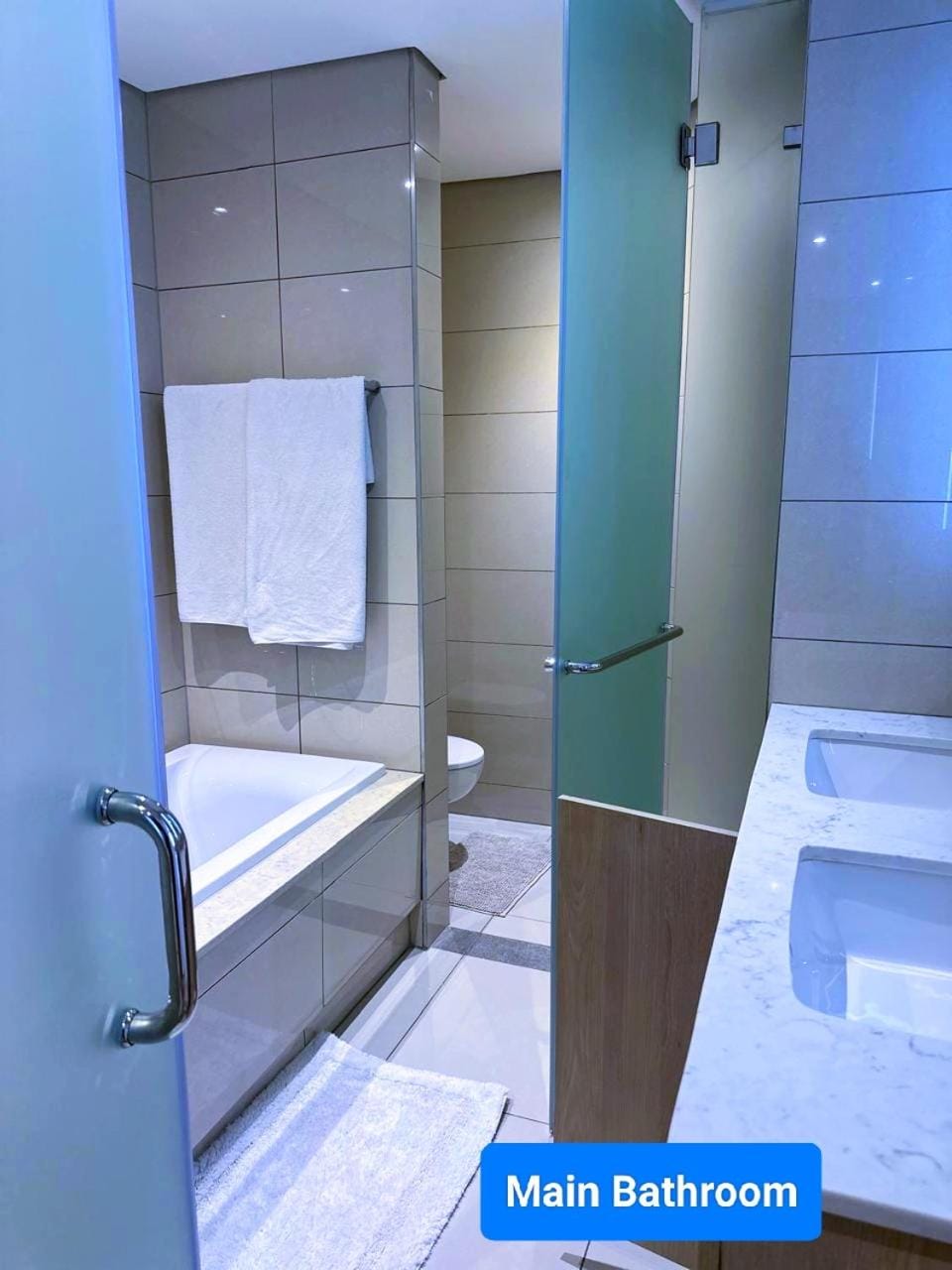 Spacious 2BR APT Near Sandton City -No Loadshedding Apartment in Sandton
