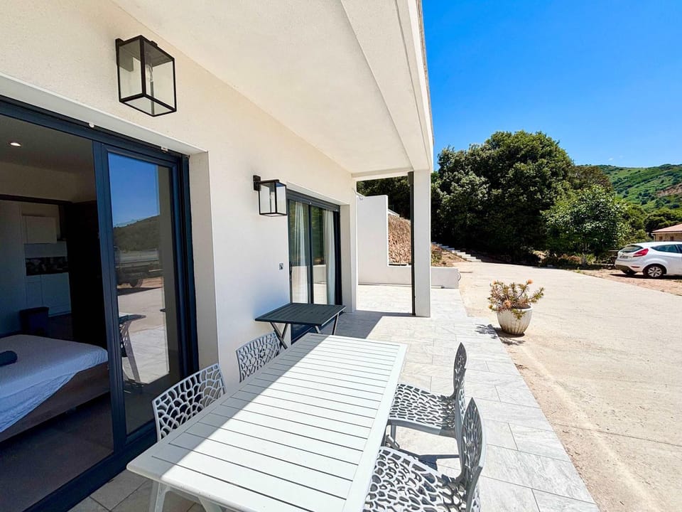 Property building, Patio, Natural landscape, Dining area, Bedroom, Mountain view, Parking