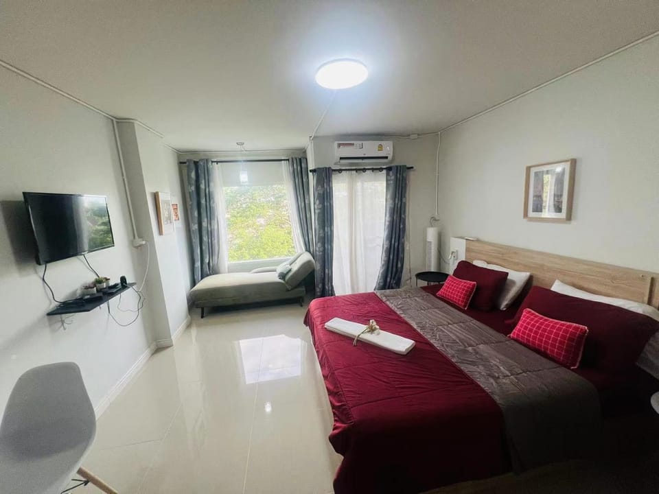 Communal lounge/ TV room, Bed, TV and multimedia, Living room, Photo of the whole room, Seating area, Evening entertainment, Bedroom