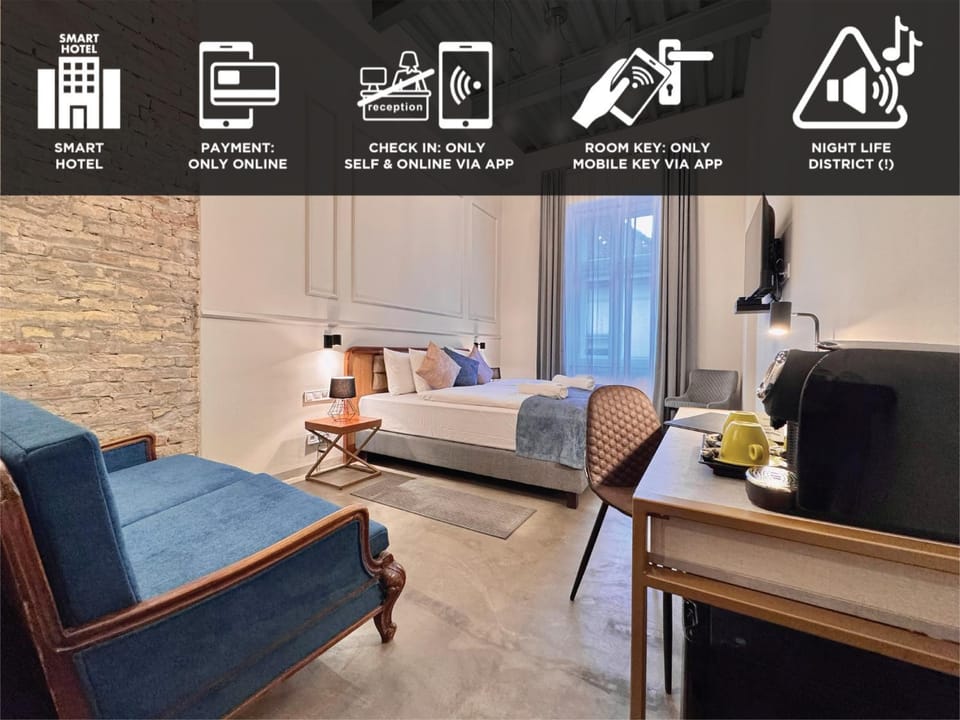 Bed, TV and multimedia, Photo of the whole room, Seating area, Bedroom