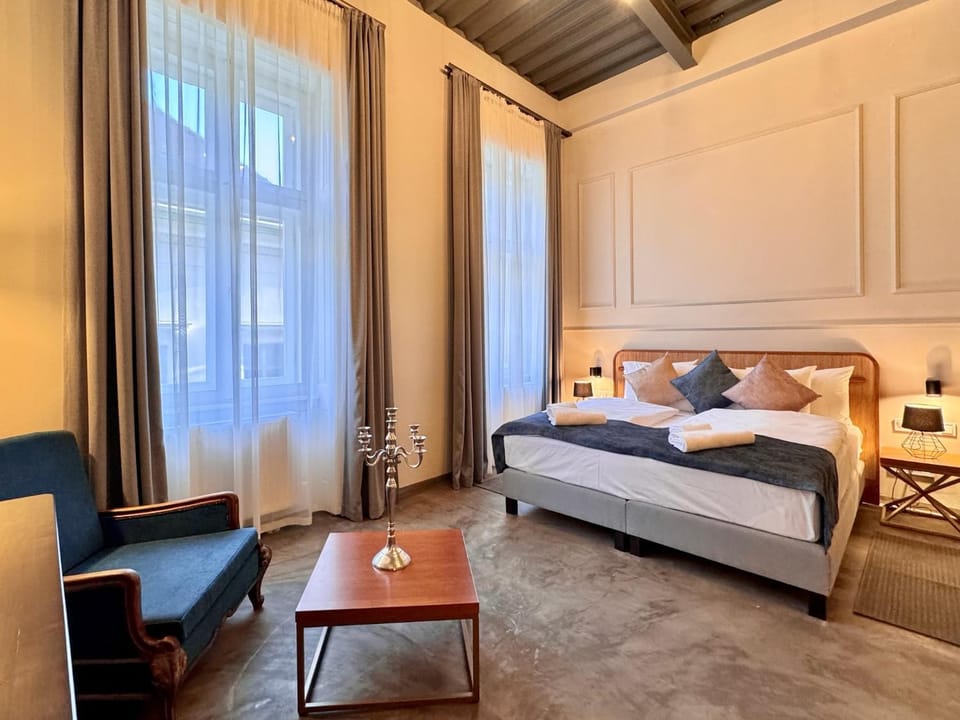 Bed, Photo of the whole room, Seating area, Bedroom