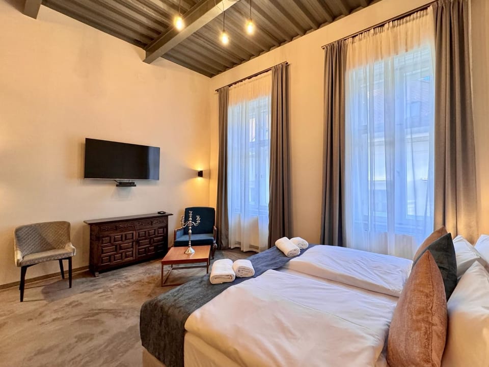 Bed, TV and multimedia, Photo of the whole room, Bedroom
