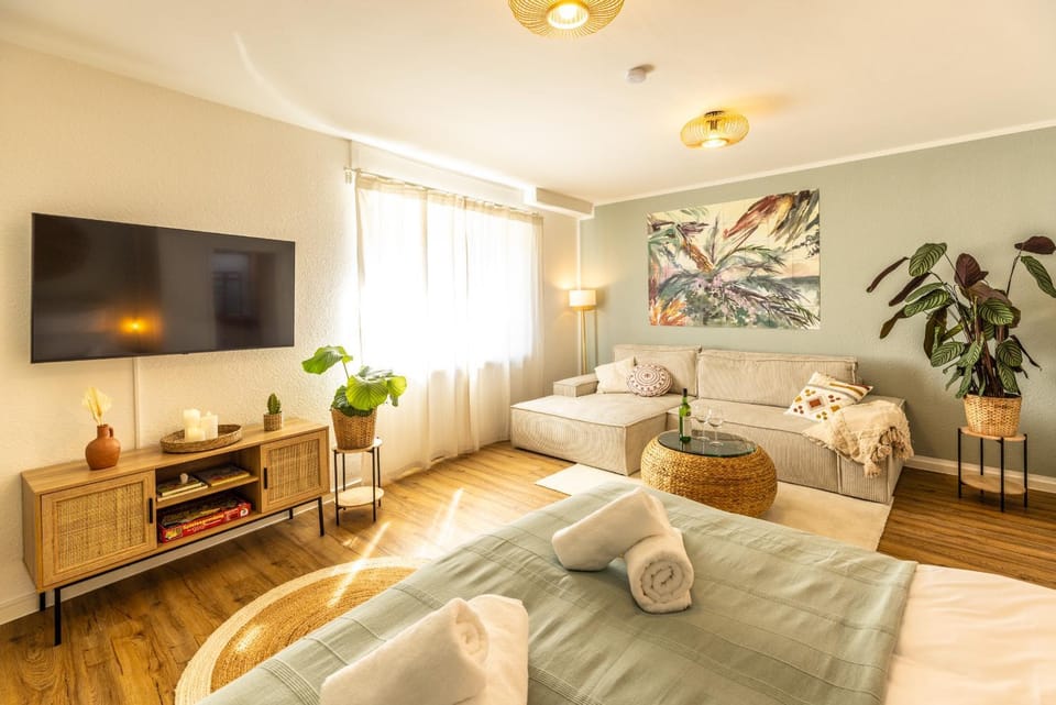 Bed, TV and multimedia, Photo of the whole room, Seating area, Bedroom