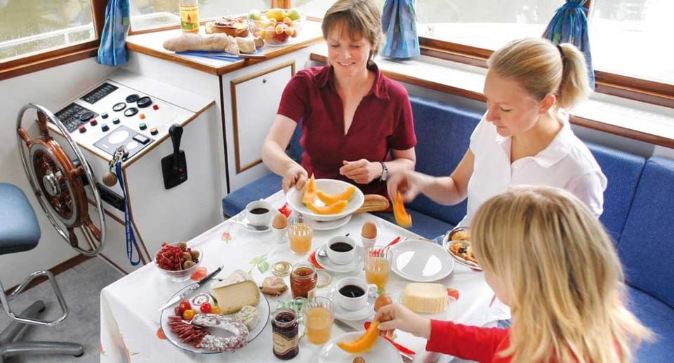 Coffee/tea facilities, Food and drinks, Continental breakfast