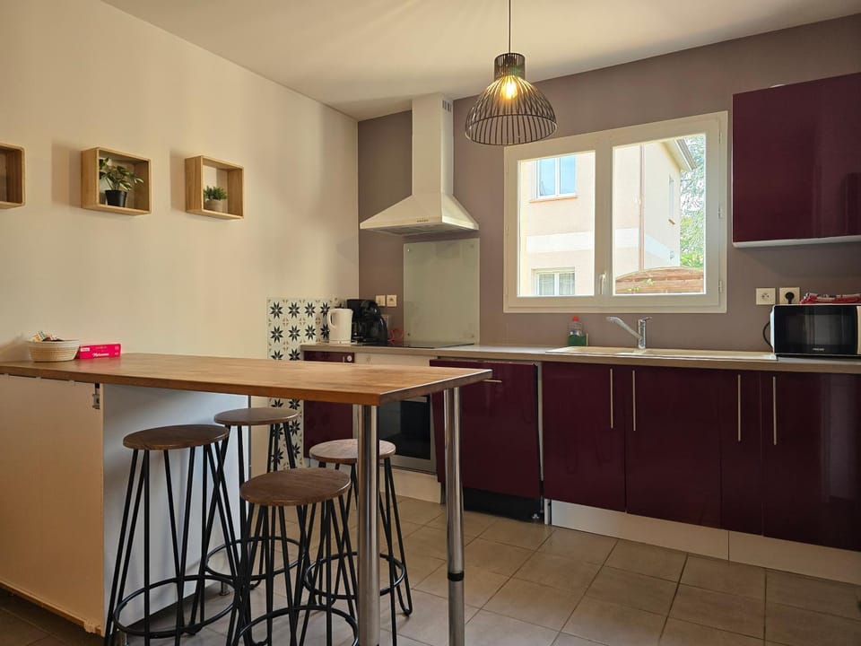 Coffee/tea facilities, dishwasher, stove, washing machine, kitchen