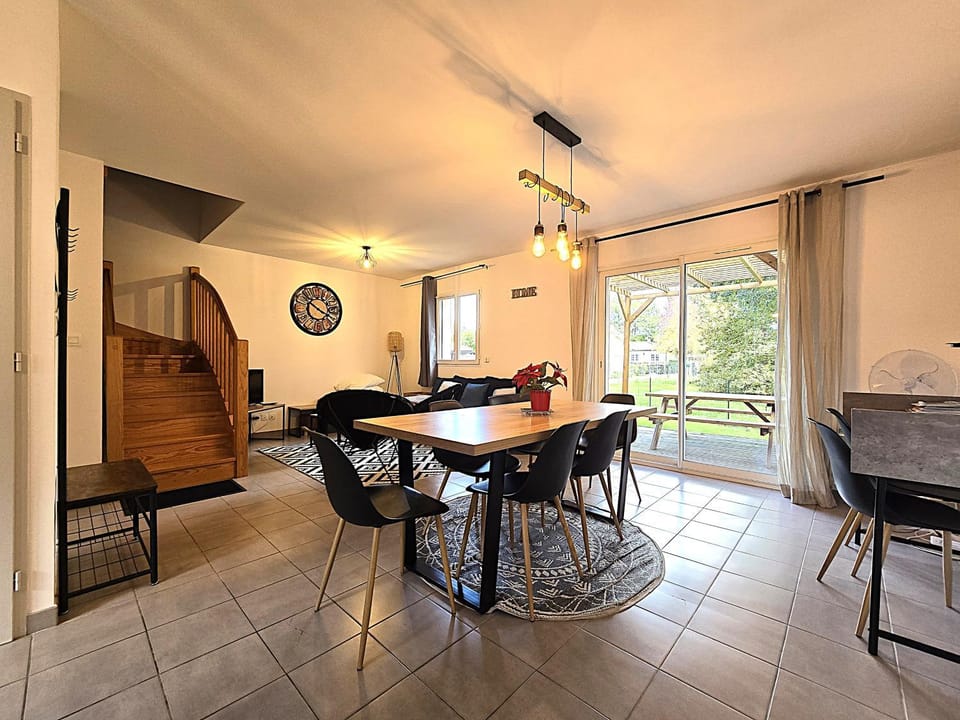 TV and multimedia, Living room, Seating area, Dining area, Garden view