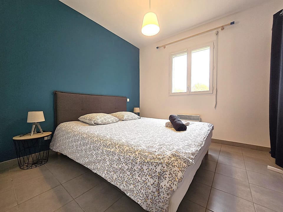 Bed, Photo of the whole room, Bedroom, towels, wardrobe