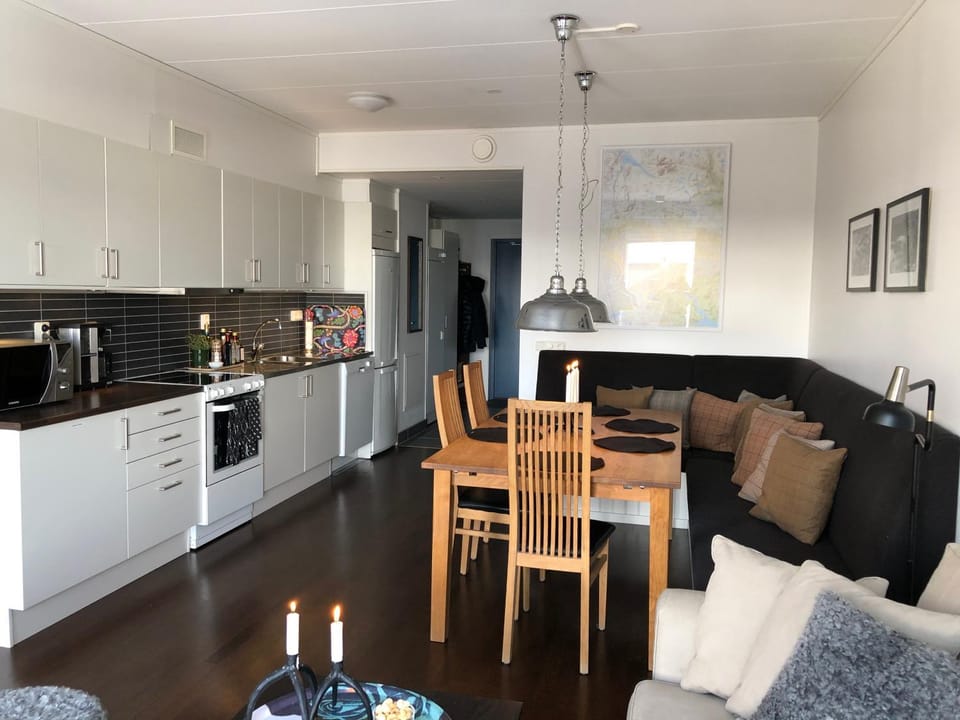 Kitchen or kitchenette, Dining area