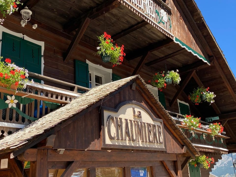 Property building, Day, Balcony/Terrace