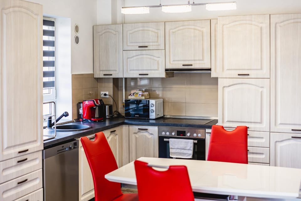 Coffee/tea facilities, Kitchen or kitchenette, Dining area, dishwasher, stove, toaster