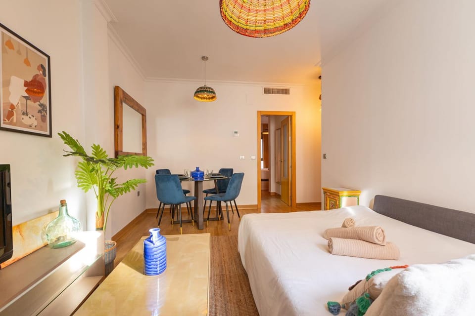 Bed, Living room, Photo of the whole room, Seating area, Bedroom