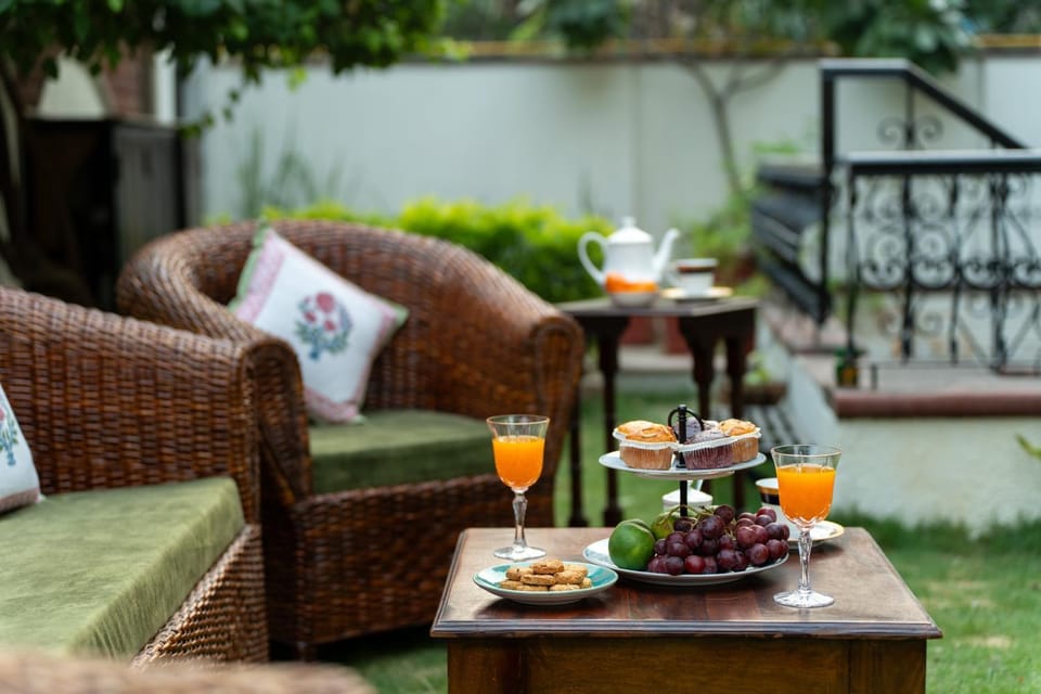 Food and drinks, Dining area, Food, Garden view, Breakfast, Drinks