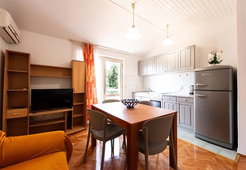 TV and multimedia, Kitchen or kitchenette, Living room, Dining area, stove, stove, kitchen, kitchen