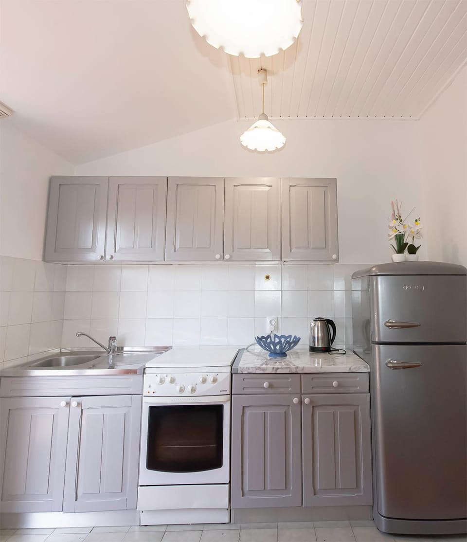 Kitchen or kitchenette, stove, kitchen, kitchen