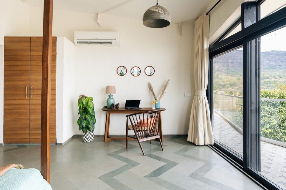 View (from property/room), Balcony/Terrace, Living room, Seating area, Mountain view, air conditioner