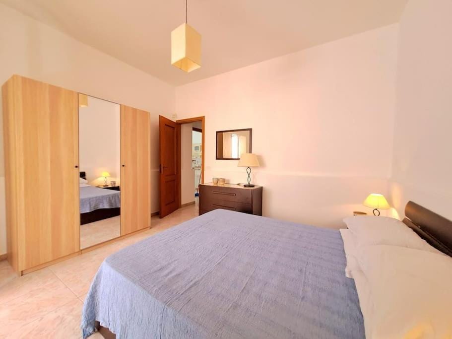 Photo of the whole room, Bedroom, wardrobe