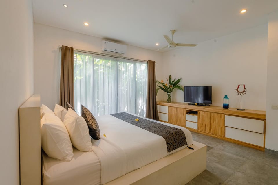 Bed, TV and multimedia, Photo of the whole room, Bedroom