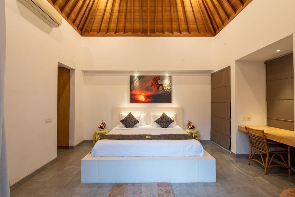 Photo of the whole room, Bedroom