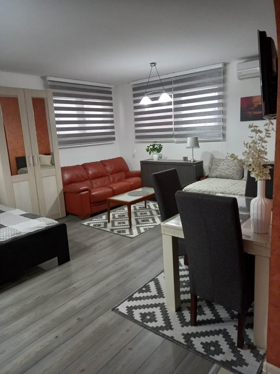 TV and multimedia, Photo of the whole room, Seating area, Dining area