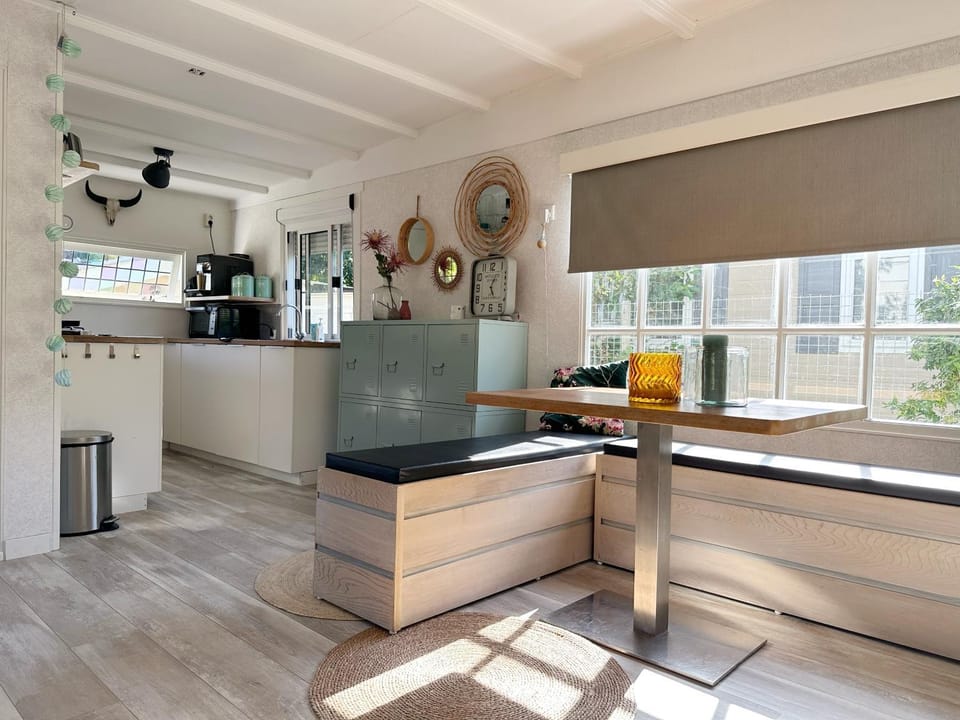 Coffee/tea facilities, Kitchen or kitchenette, Dining area
