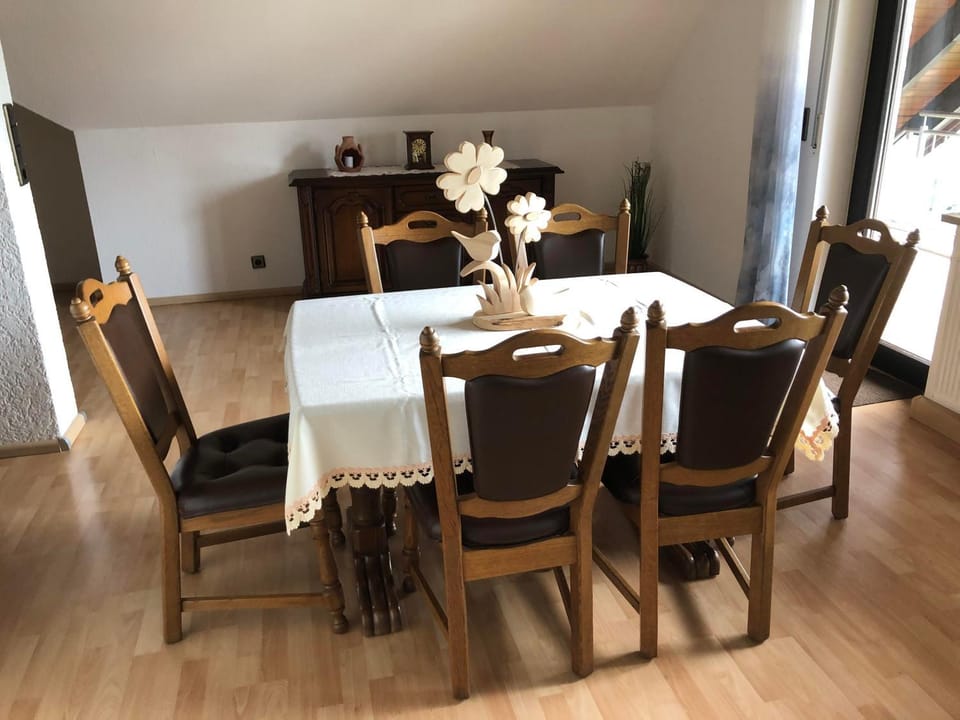 Seating area, Dining area