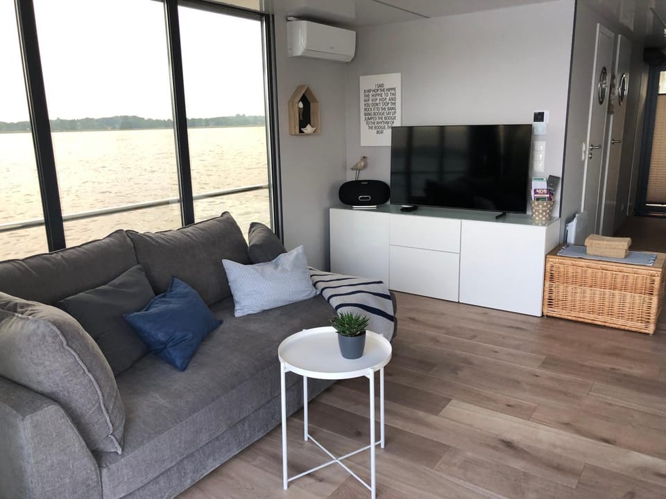 Hausboot Fjord Nordstern mit Dachterrasse in Schleswig Docked boat in Schleswig