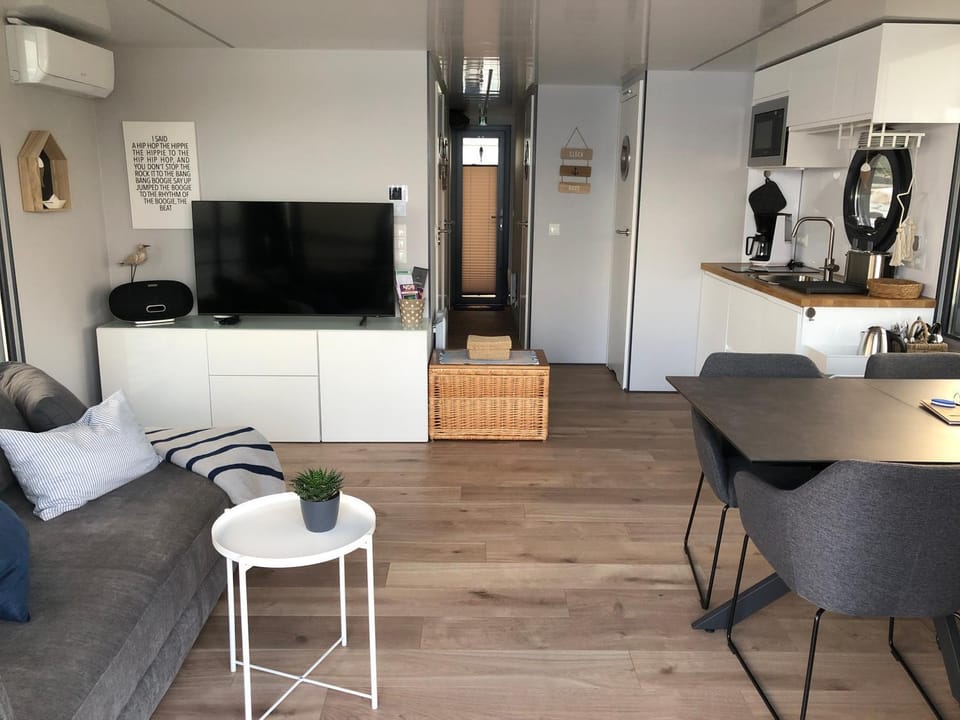 Hausboot Fjord Nordstern mit Dachterrasse in Schleswig Docked boat in Schleswig