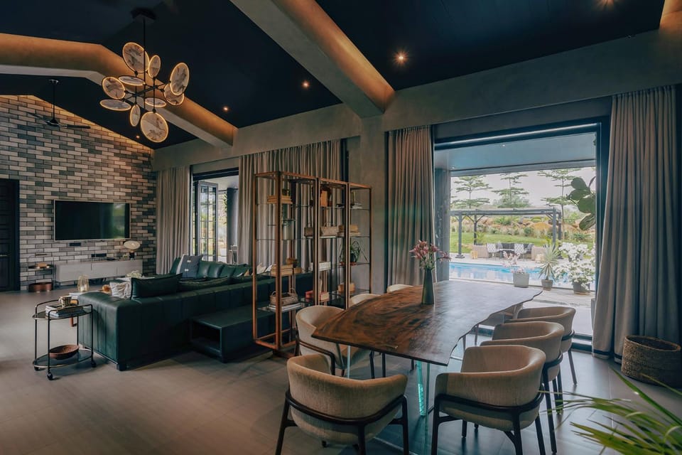 Communal lounge/ TV room, TV and multimedia, Living room, Seating area, Evening entertainment, Pool view, Swimming pool, Breakfast