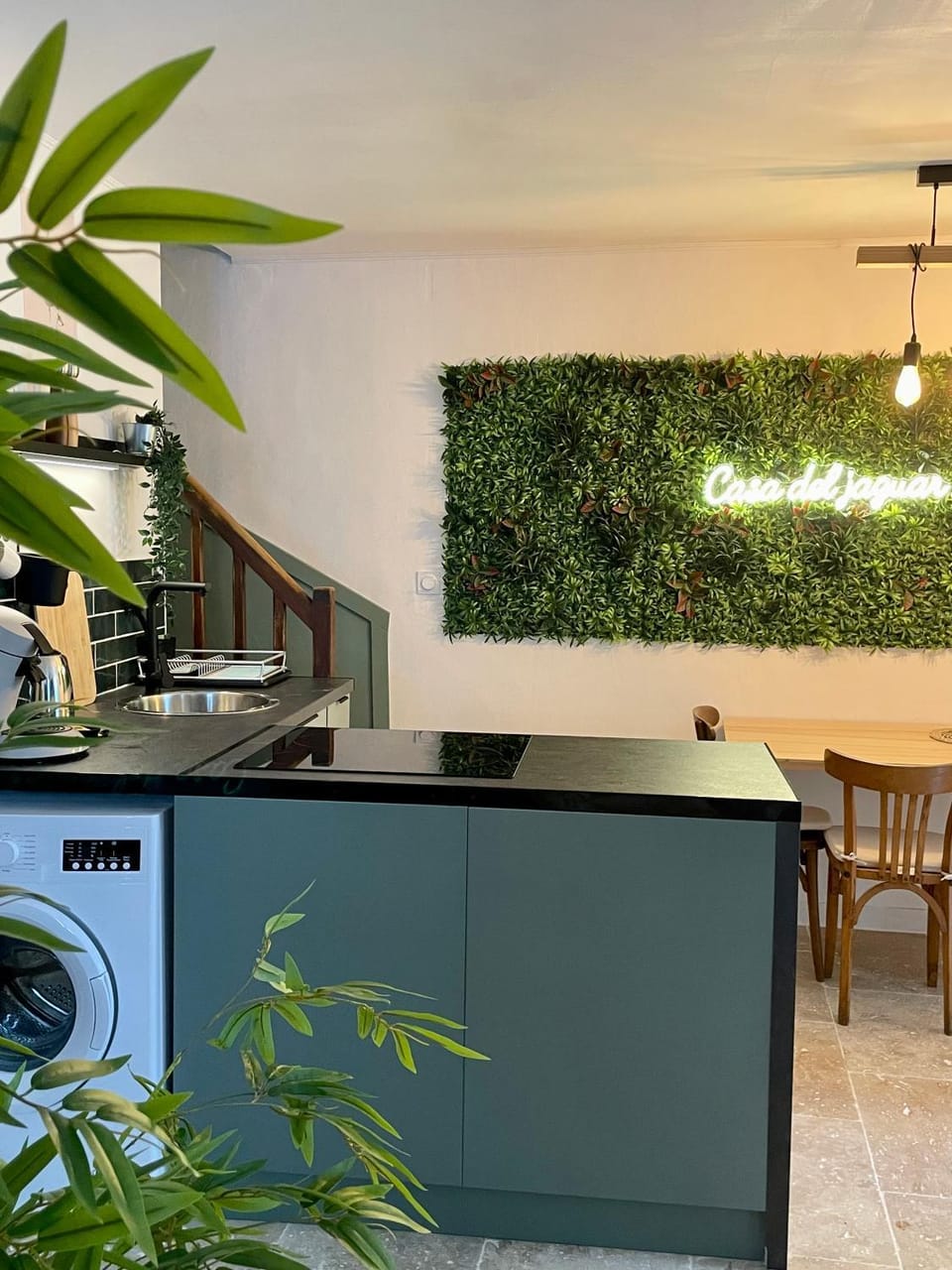 Kitchen or kitchenette, Dining area, minibar, stove, washing machine