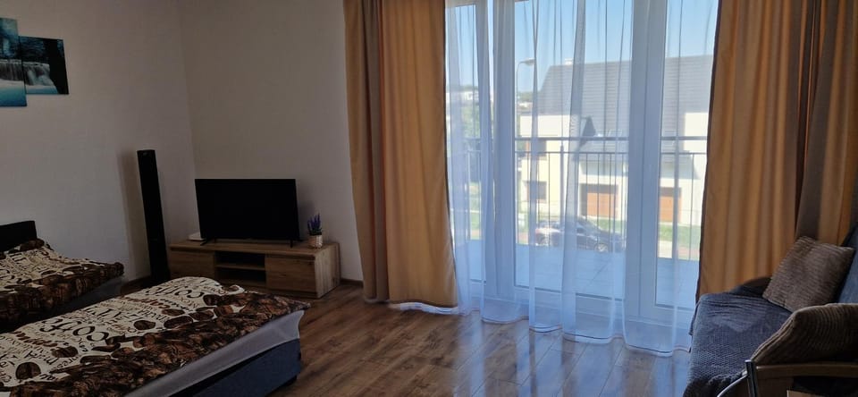 Bed, TV and multimedia, Photo of the whole room, Seating area, Bedroom