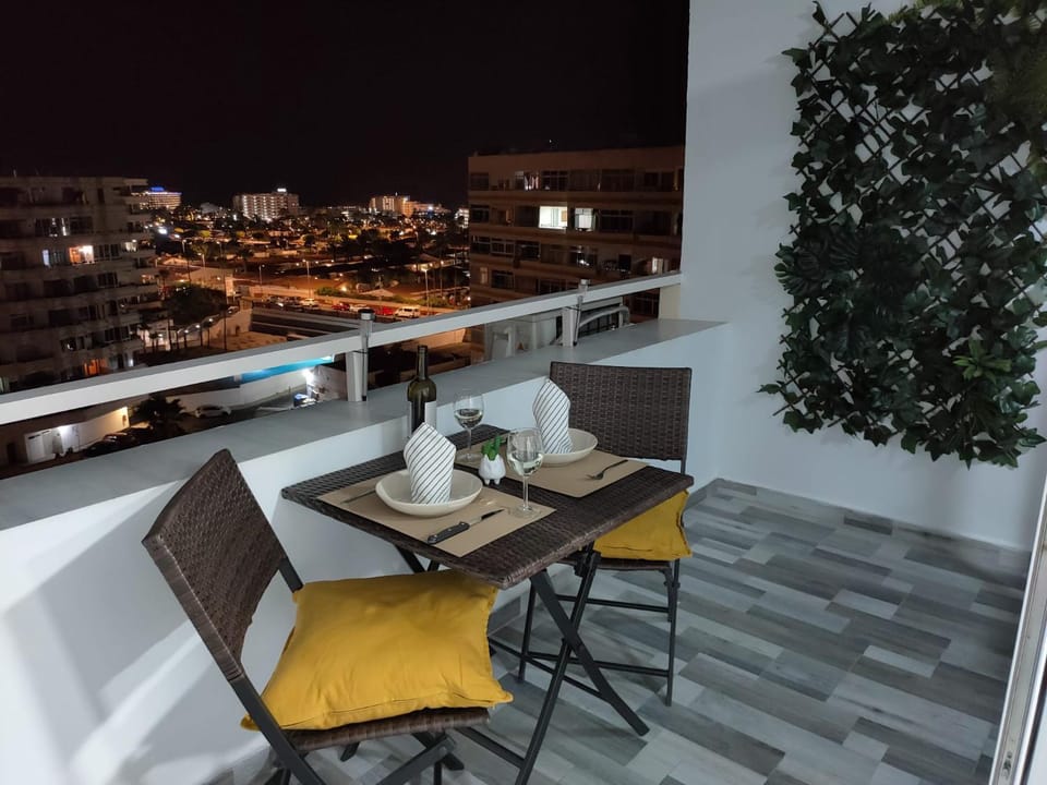 View (from property/room), Balcony/Terrace, City view