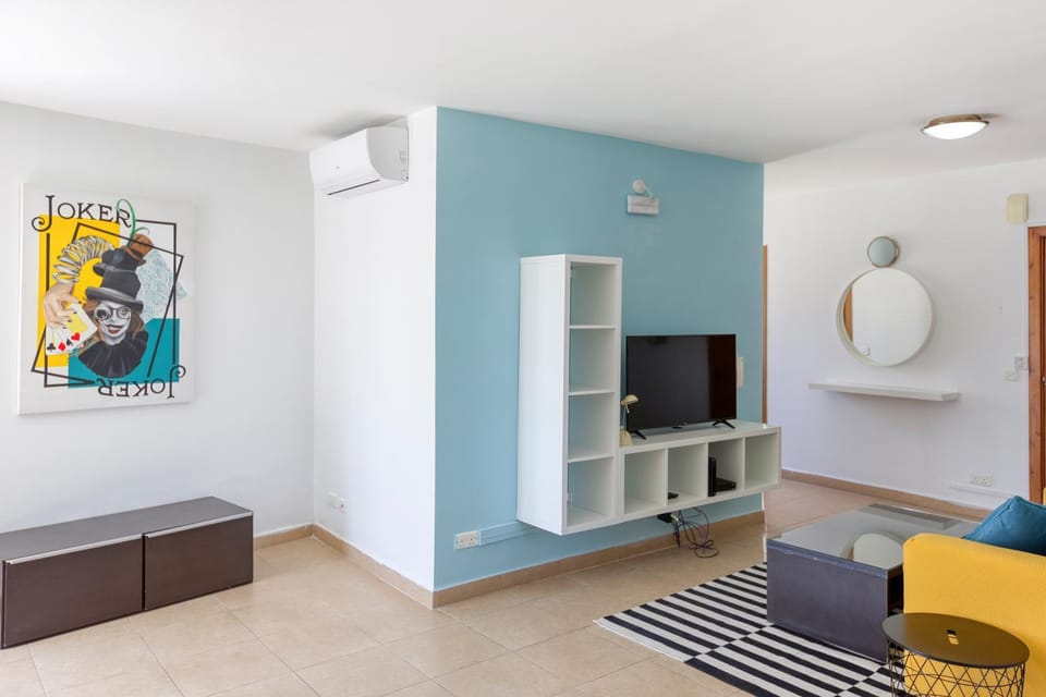 Communal lounge/ TV room, TV and multimedia, Living room, Seating area, Evening entertainment
