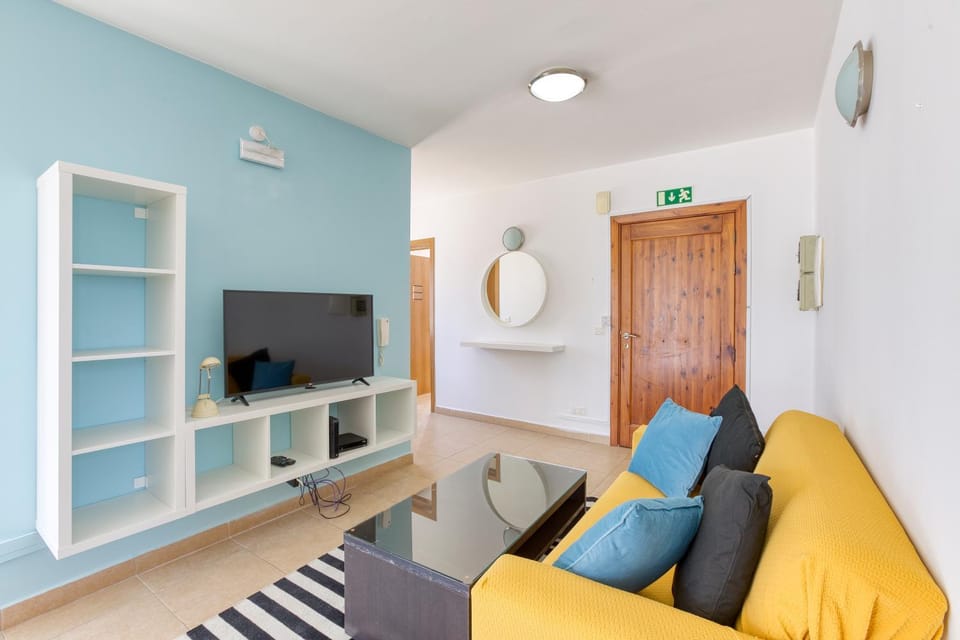 Communal lounge/ TV room, TV and multimedia, Living room, Seating area, Evening entertainment, wardrobe