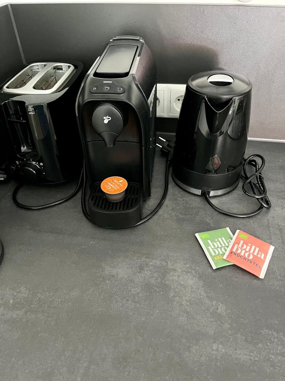 Coffee/tea facilities, toaster
