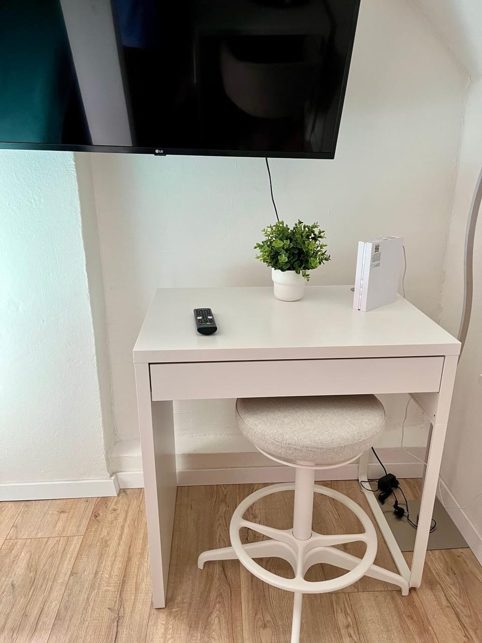 TV and multimedia, hair dresser