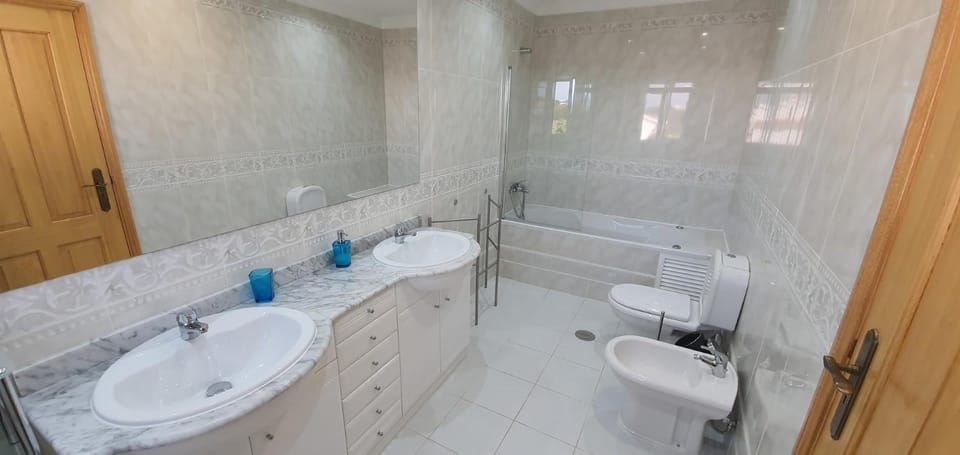 Villa Arquete 6 seat Jacuzzi 5 min walk to shops Villa in Guia