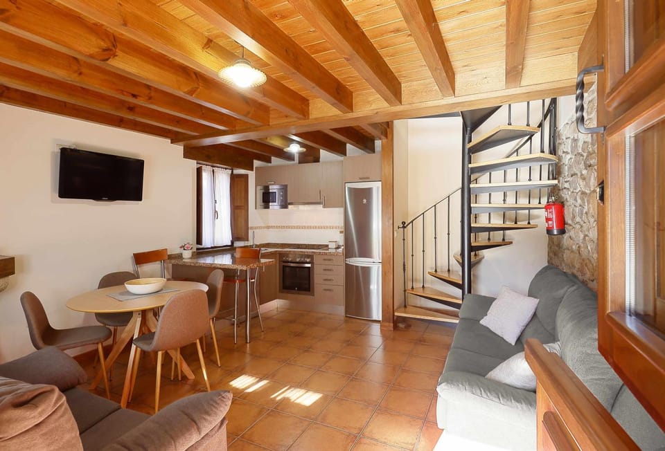 TV and multimedia, Kitchen or kitchenette, Living room, Seating area, Dining area