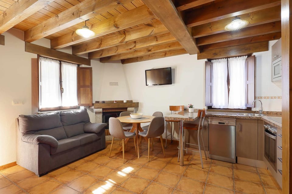 TV and multimedia, Living room, Seating area, Dining area