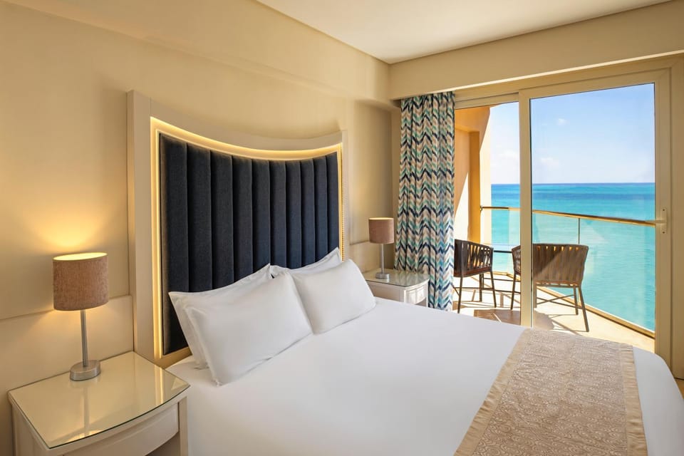 Photo of the whole room, Sea view