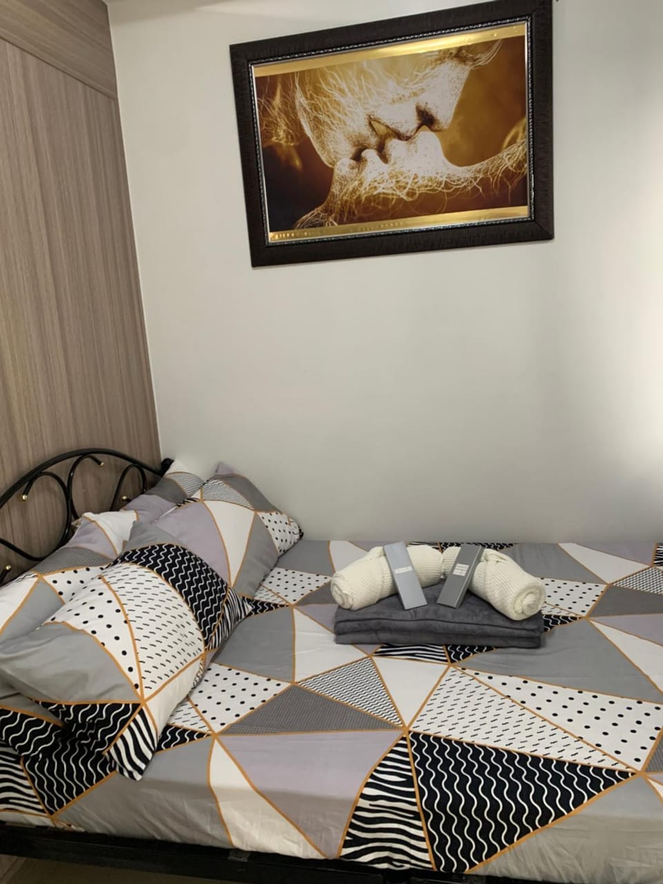 Bed, Photo of the whole room, Bedroom, towels