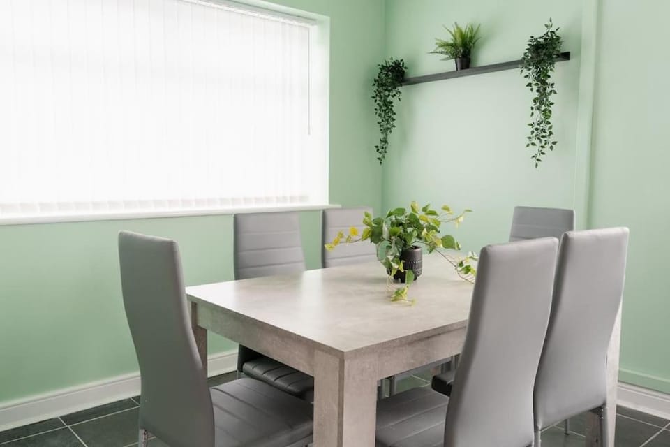 Prenton House, 3BR Close to Liverpool House in Wirral