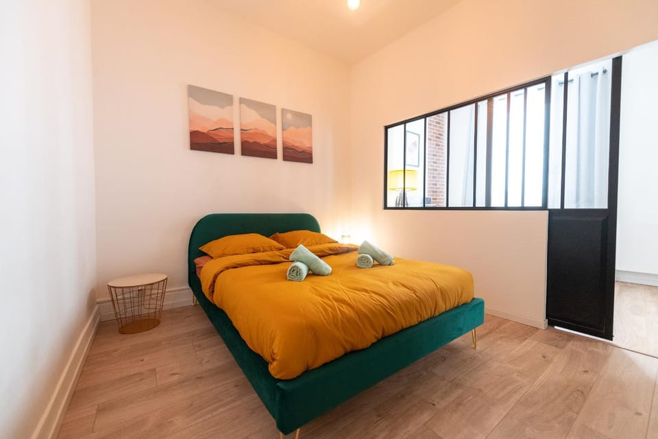 Bed, Bedroom, towels