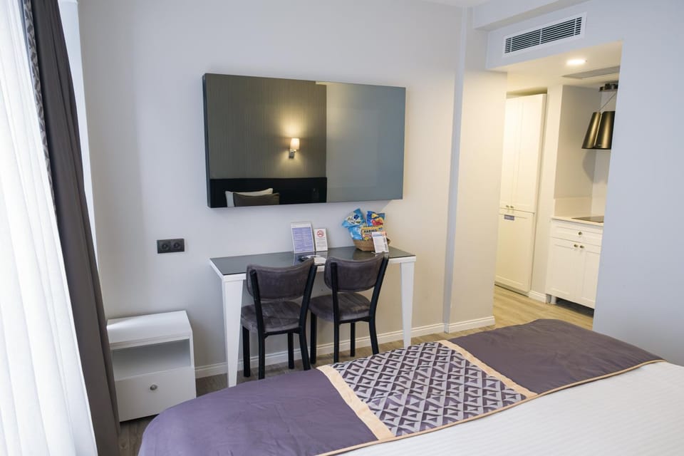 Kitchen or kitchenette, Seating area