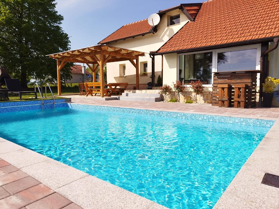 Property building, Patio, Day, Pool view, Swimming pool, Swimming pool, sunbed